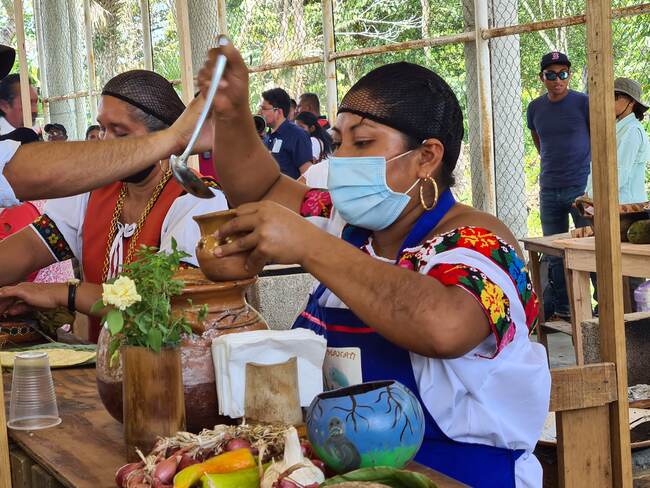 Cocineras tradicionales preparando alimentos