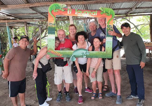 Grupo de visitantes en Jonuteek